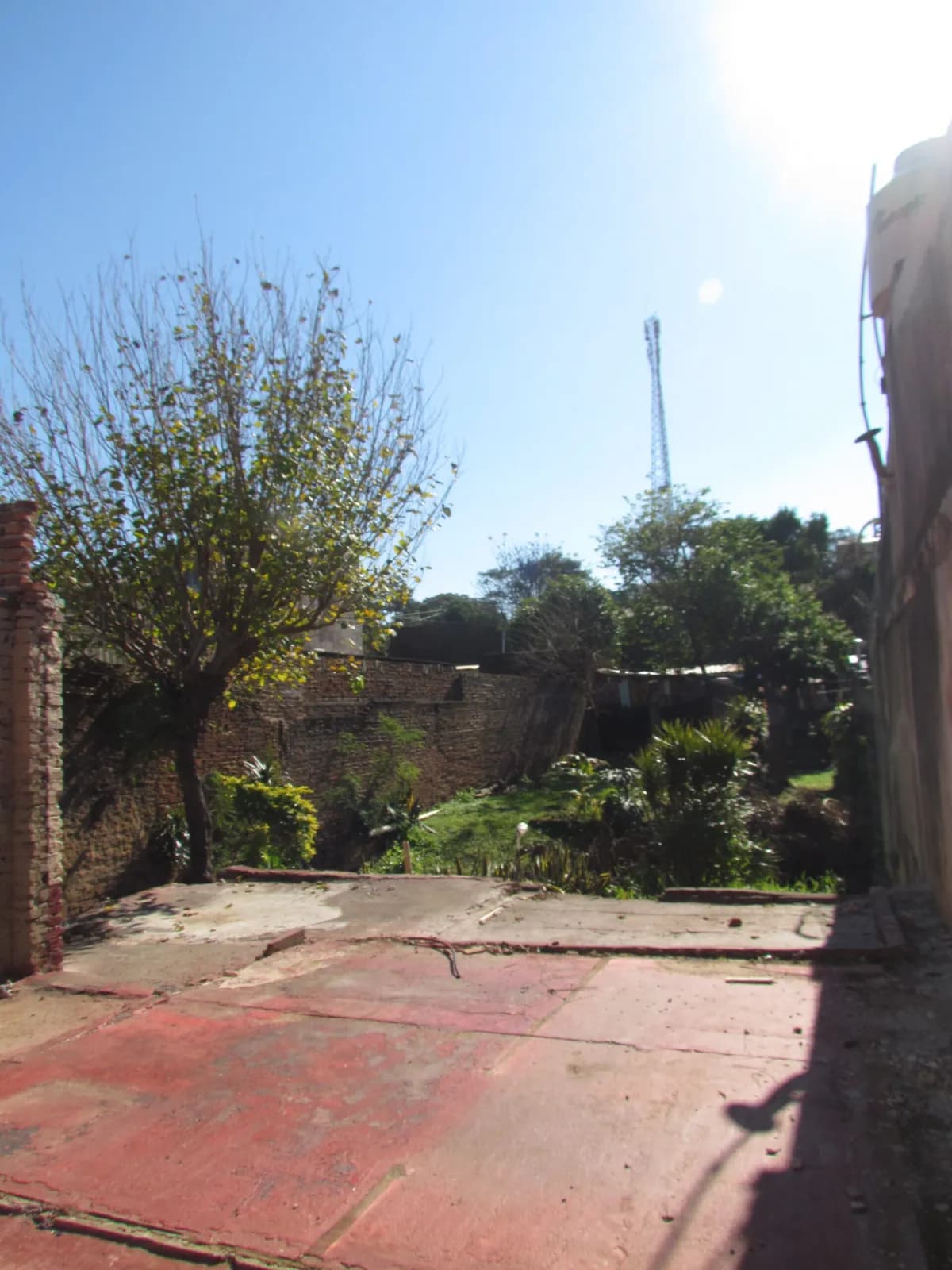 Terreno de 340 m² con cerramiento perimetral sobre Calle 122 casi Morcillo