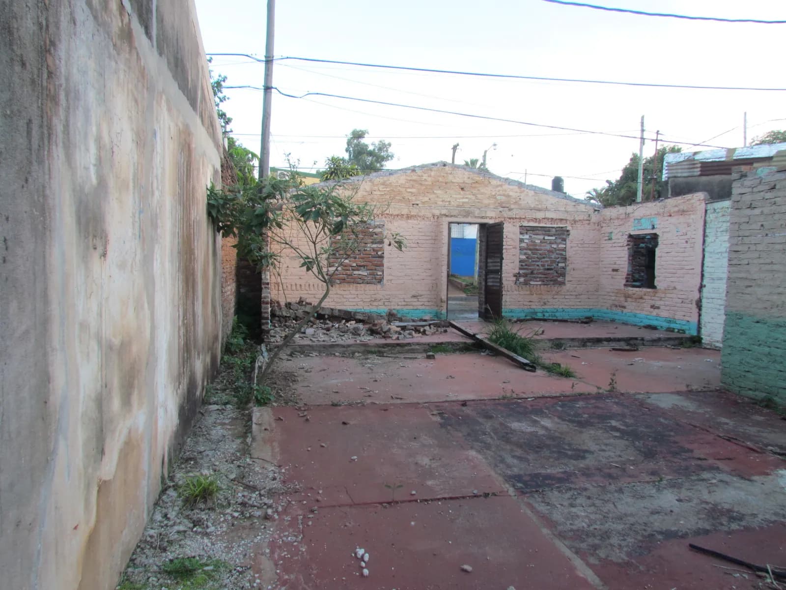 Terreno de 340 m² con cerramiento perimetral sobre Calle 122 casi Morcillo