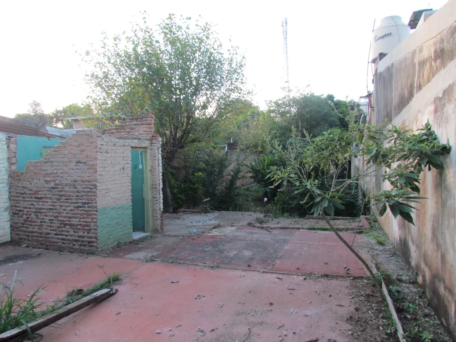 Terreno de 340 m² con cerramiento perimetral sobre Calle 122 casi Morcillo