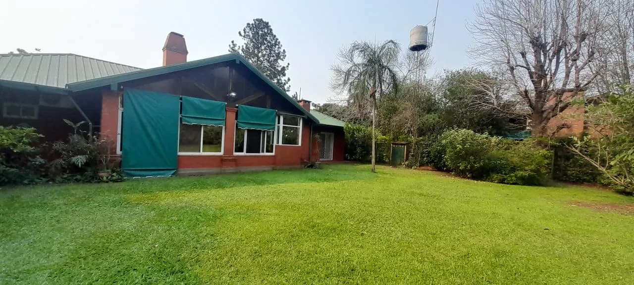 Casa residencial de categoría con amplio parque y piscina en Barrio La Eugenia, Santa Inés