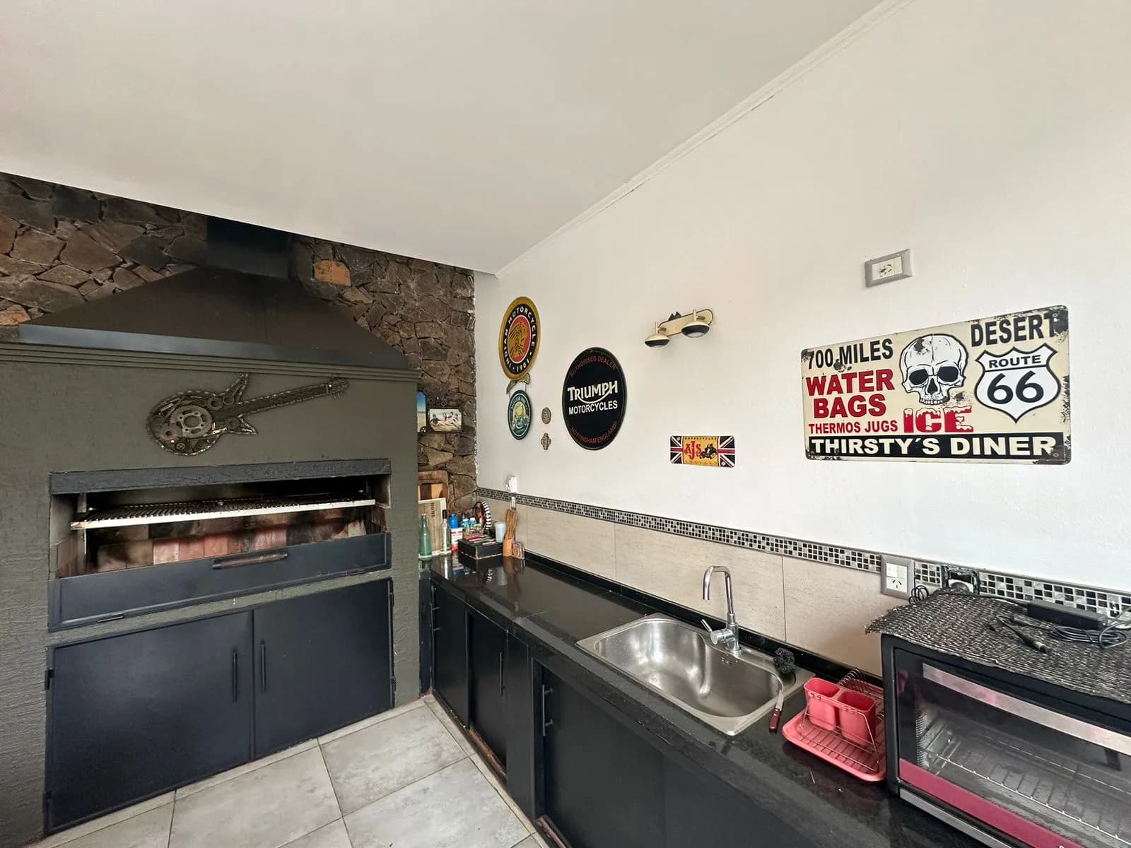 Casa de 3 dormitorios con piscina, quincho y cochera doble