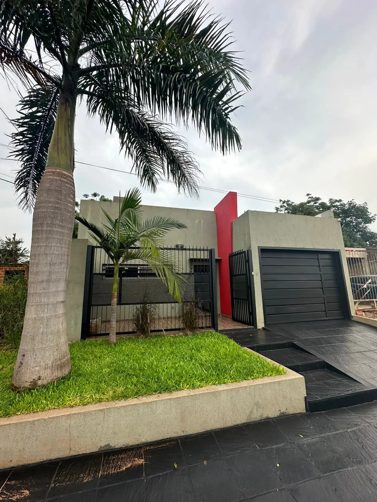 Casa de 3 dormitorios con piscina, quincho y cochera doble