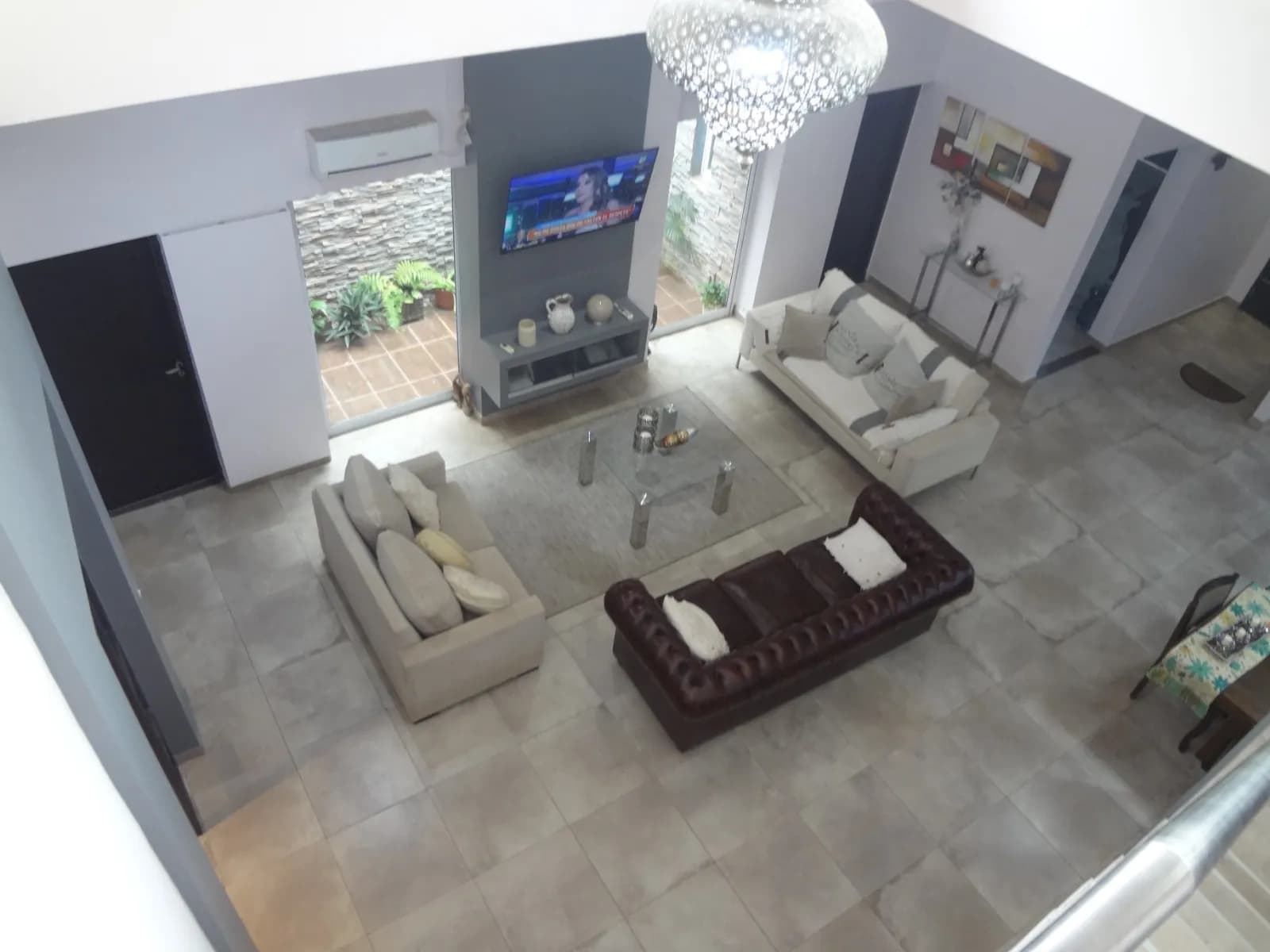 Casa de 3 dormitorios con piscina, quincho y cochera doble