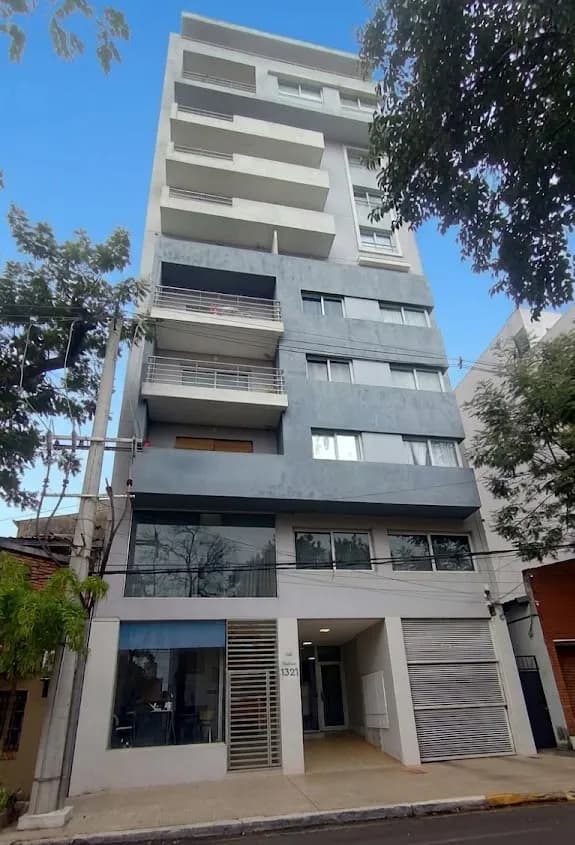 Fachada de edificio moderno de departamentos