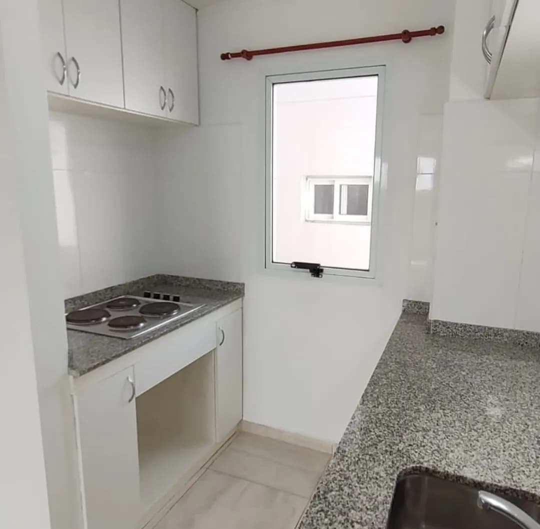 Cocina pequeña con mesada de granito