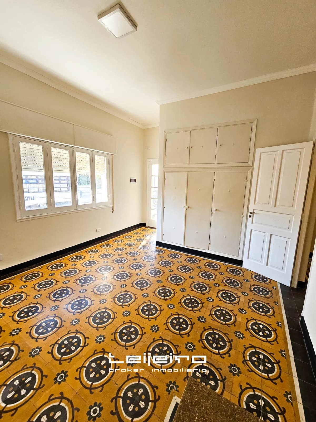 Habitación vacía con piso decorado