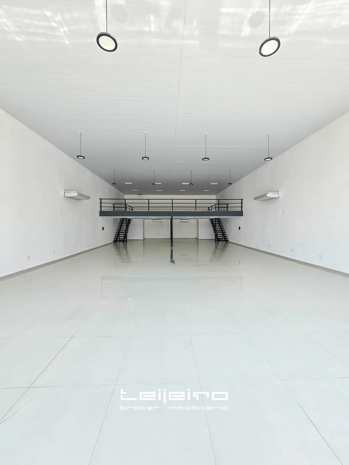 Amplio local comercial con entrepiso