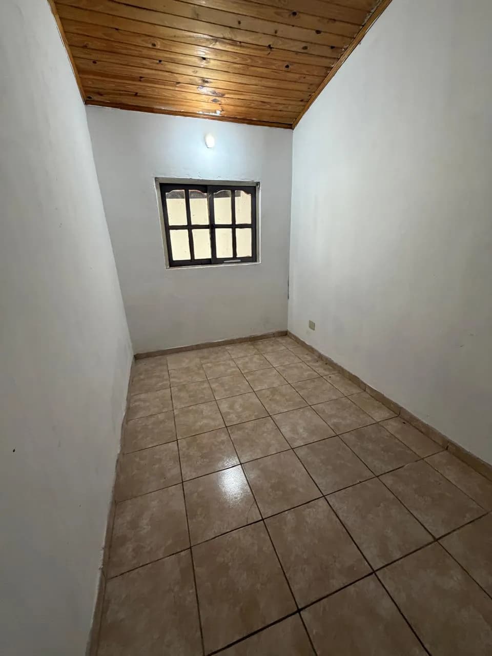 Habitación vacía con techo de madera