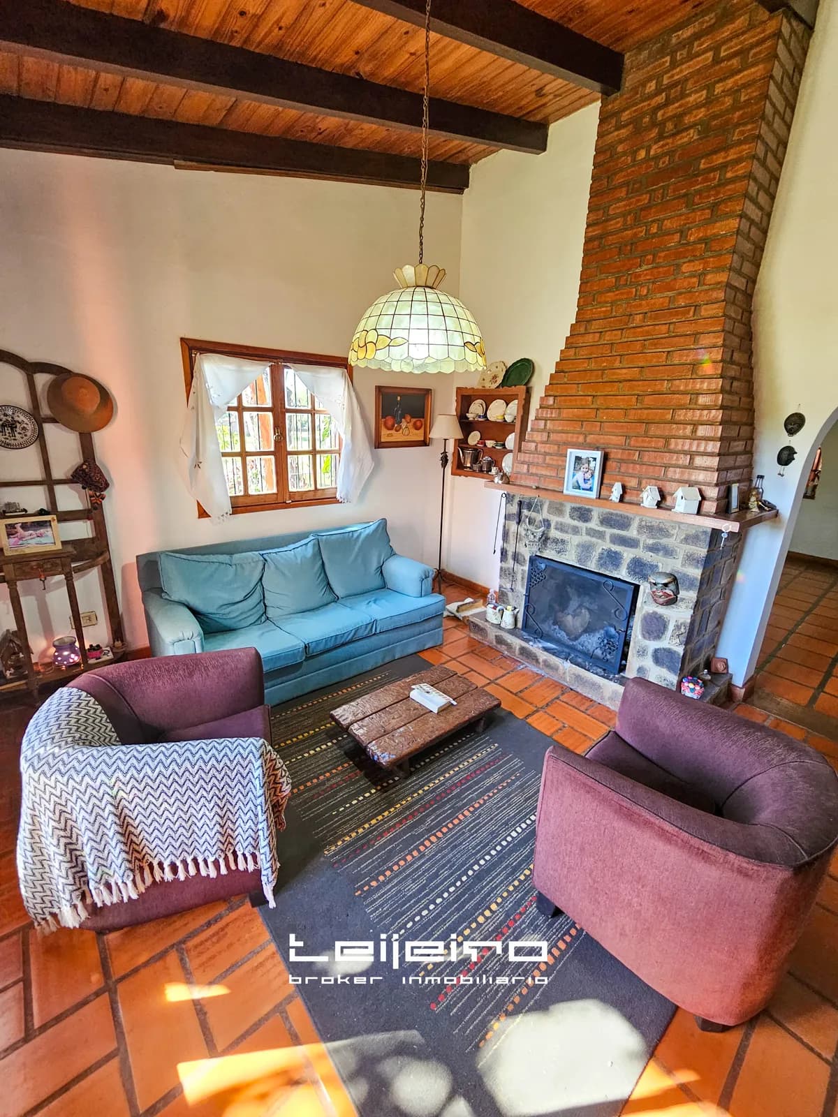 Acogedor living rústico con chimenea