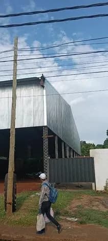 Amplio galpón con estructura metálica