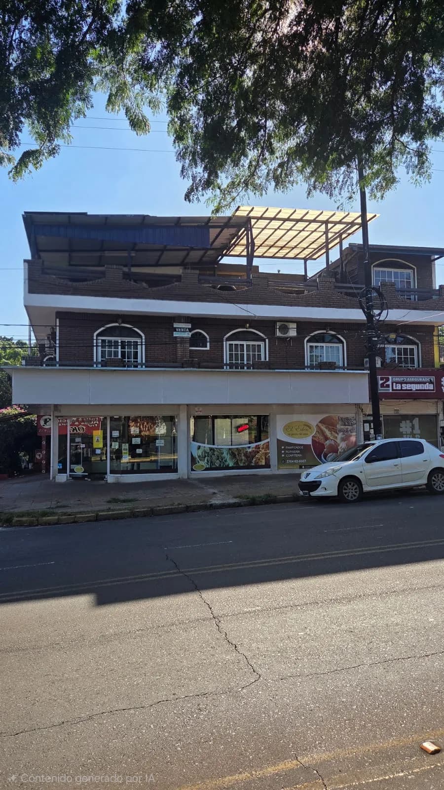Edificio de dos plantas con terraza