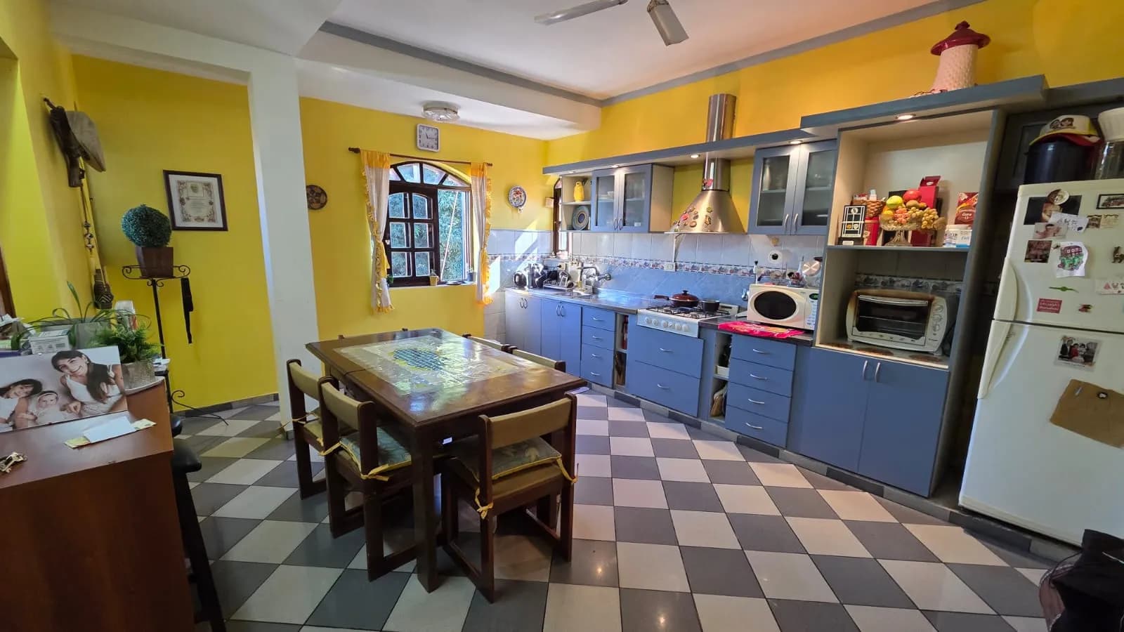 Cocina amplia con comedor diario