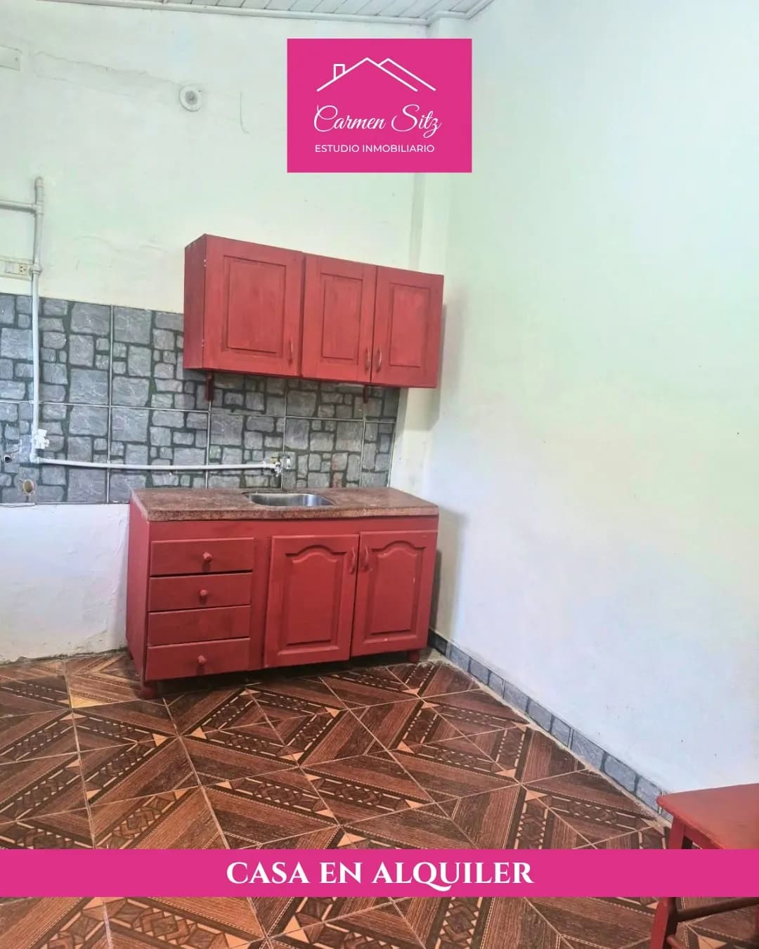 Cocina sencilla con muebles rojos