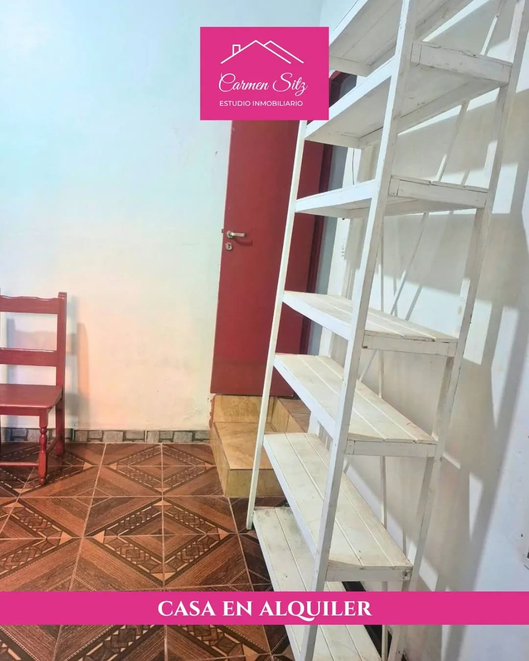 Habitación sencilla con estantería blanca