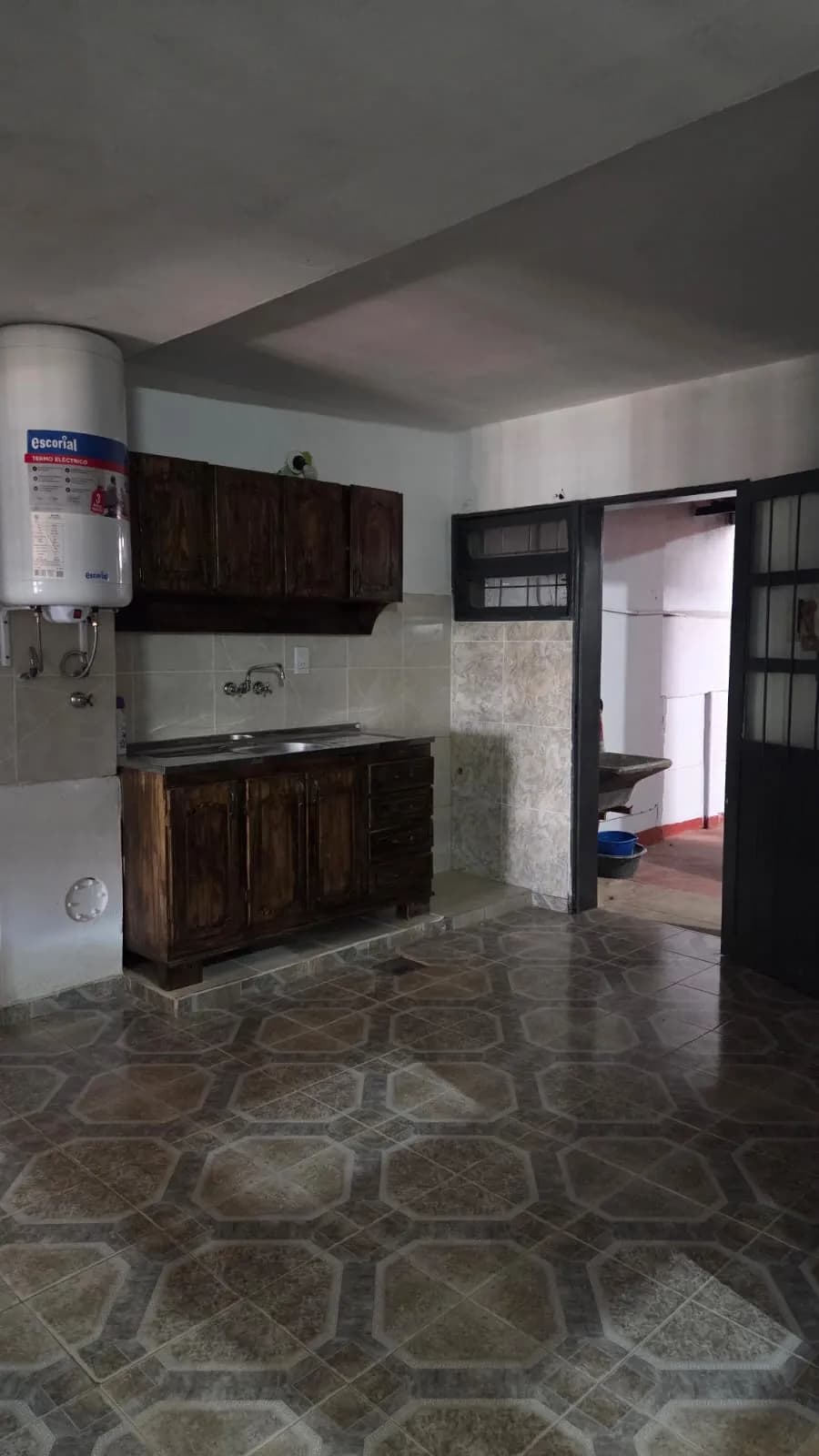 Cocina sencilla con muebles de madera