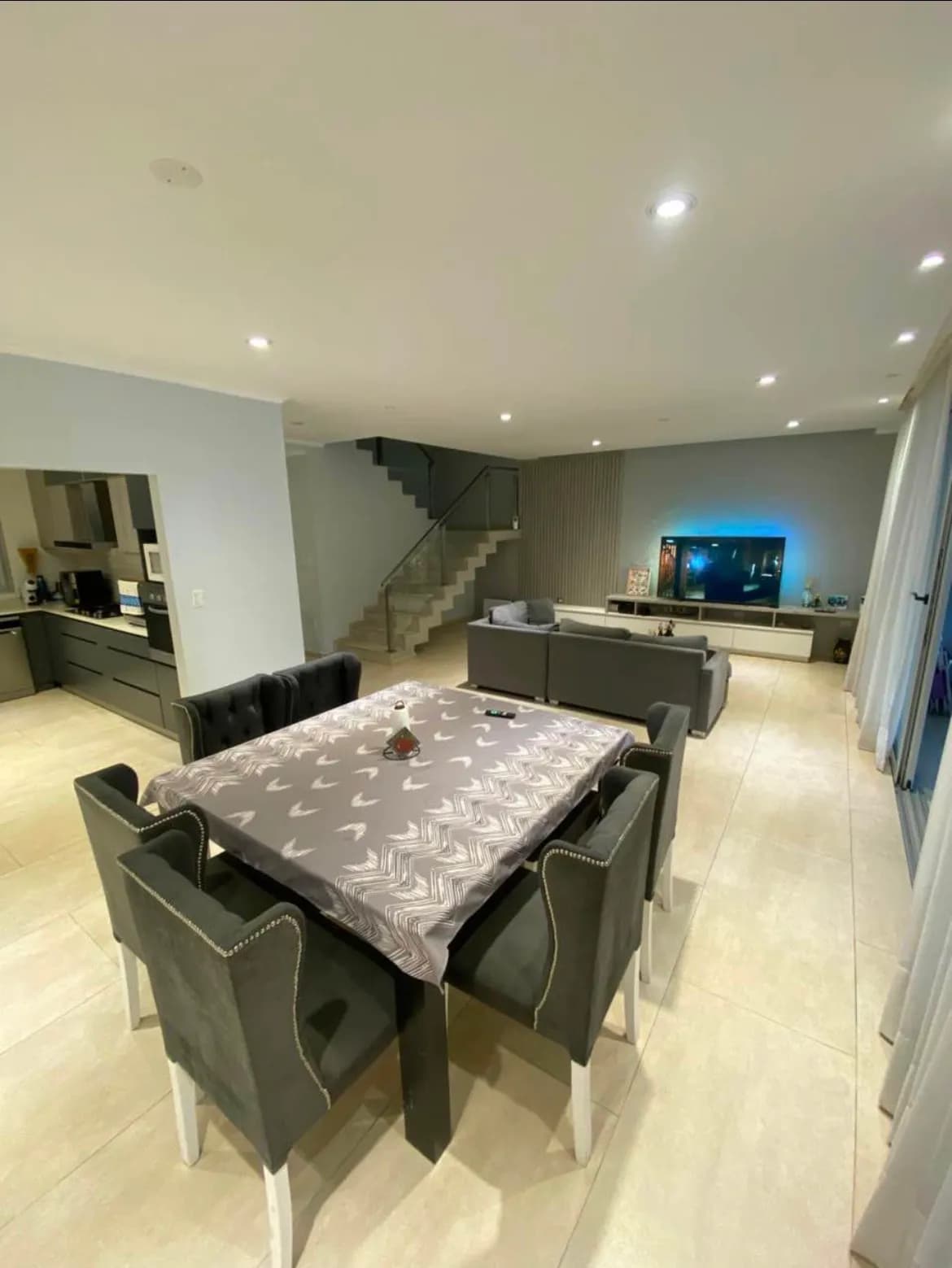 Amplio salón comedor de estilo moderno