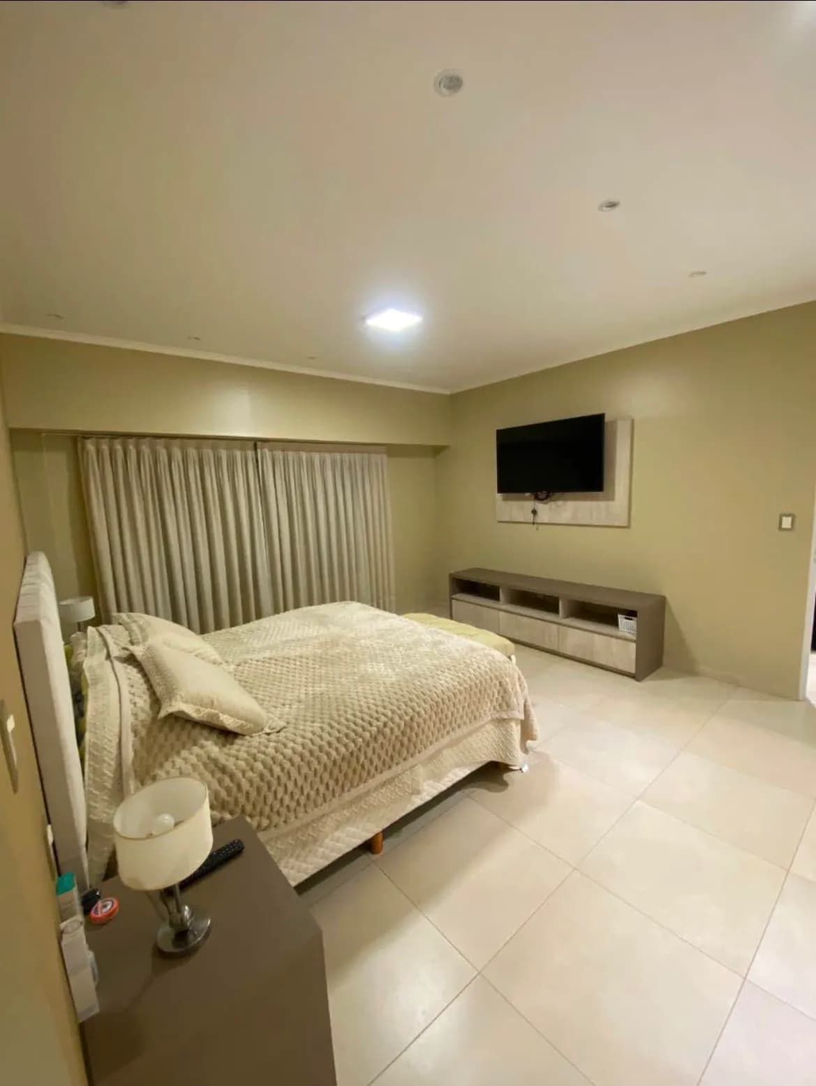Espacioso dormitorio principal con televisor