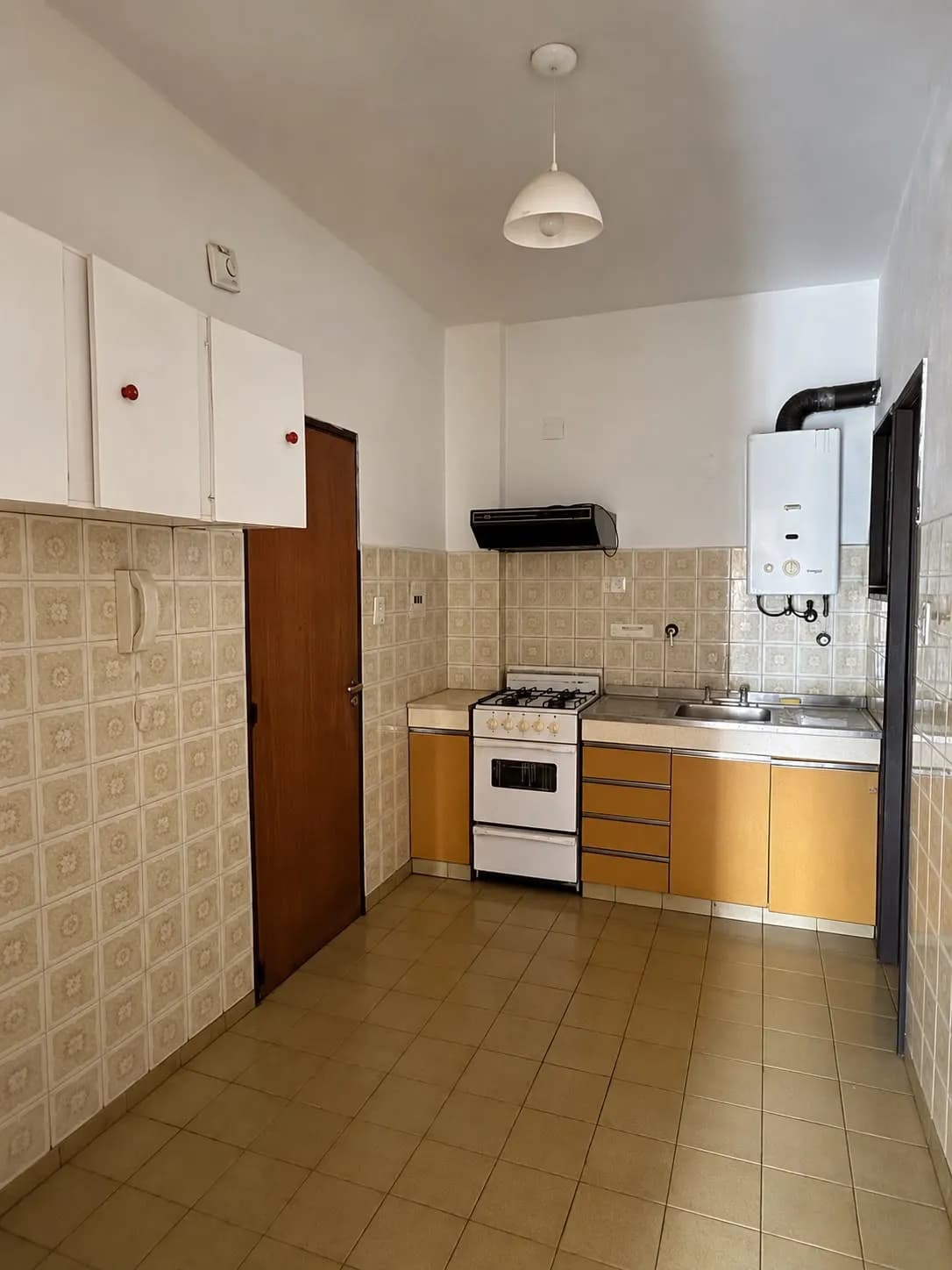 Cocina independiente con azulejos tradicionales