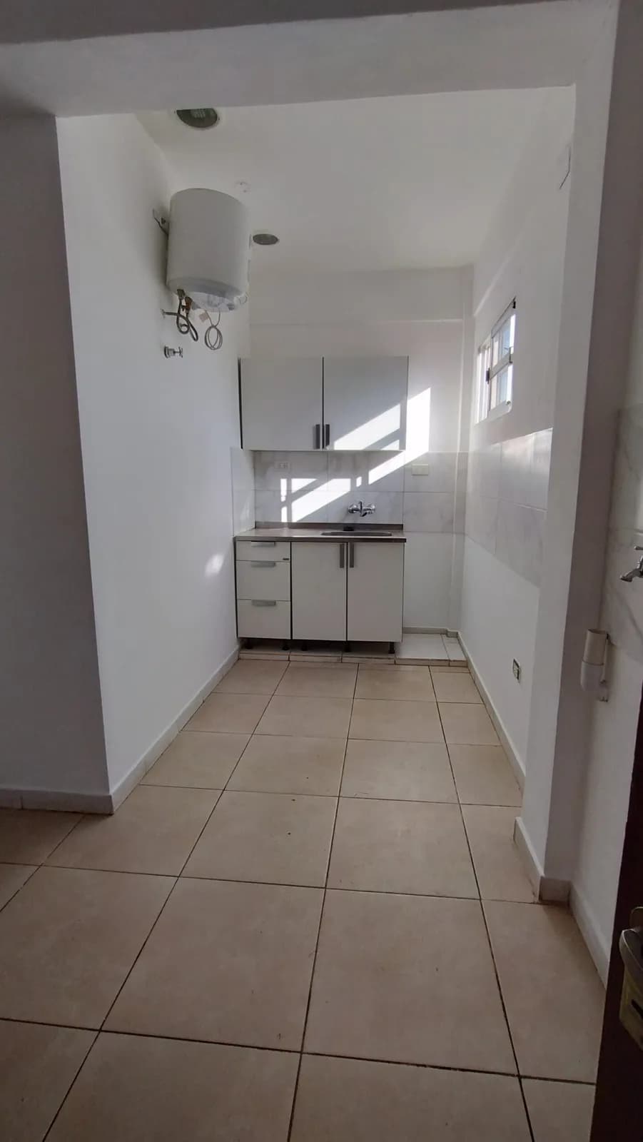 Alquila departamento de 1 dormitorio  sobre Av. Roque Perez