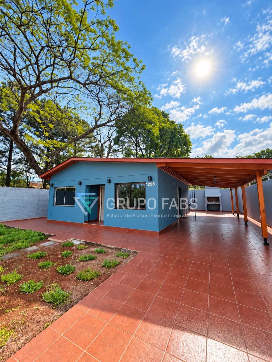 Casa azul con patio techado