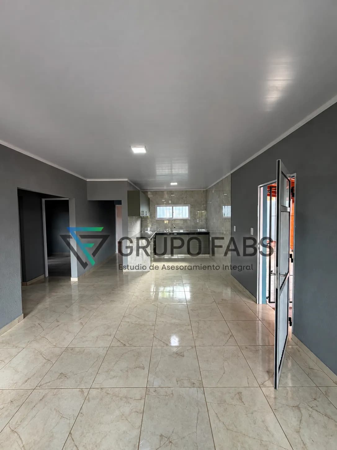 Ambiente amplio con cocina integrada