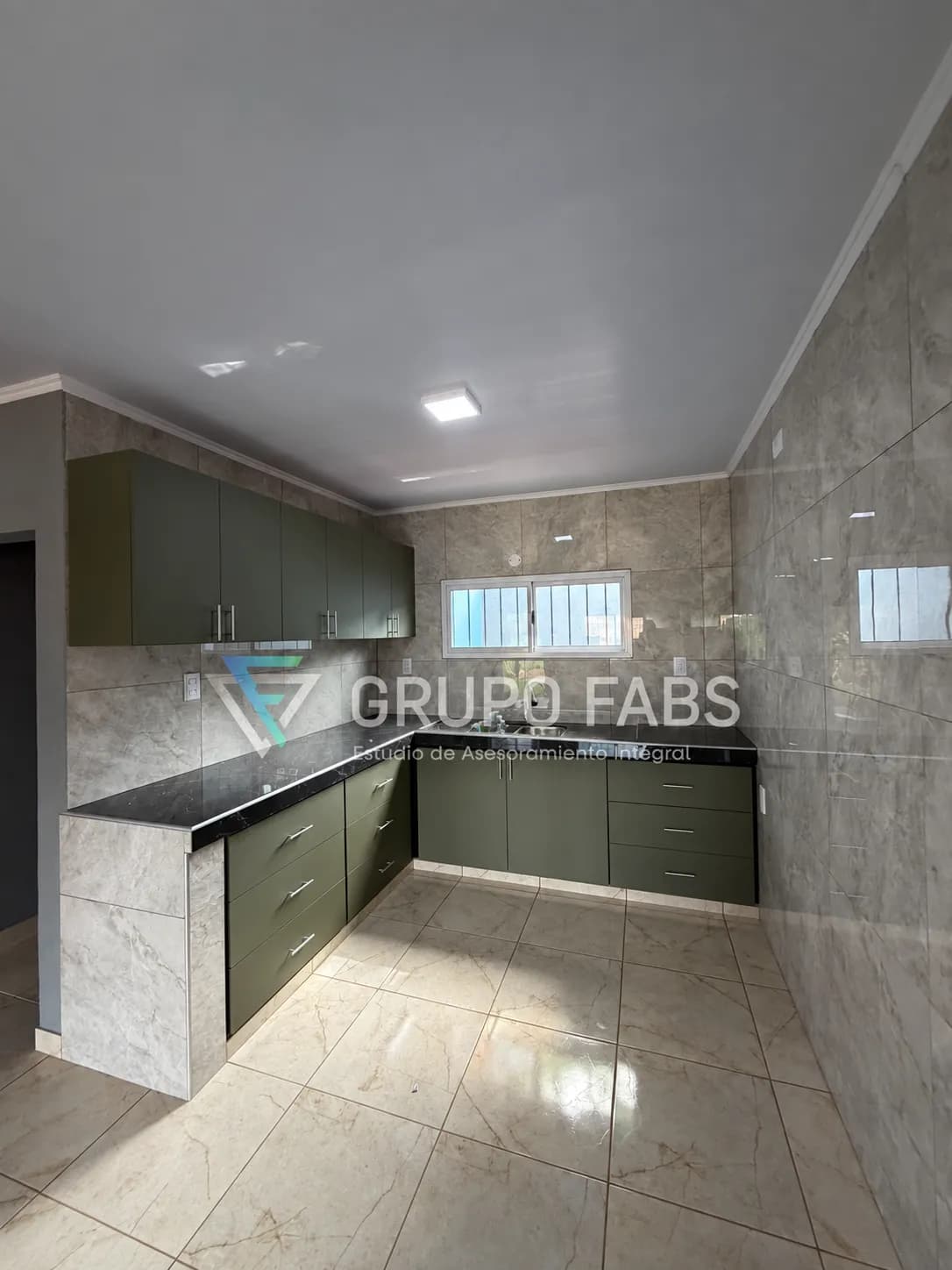 Cocina moderna con muebles verdes