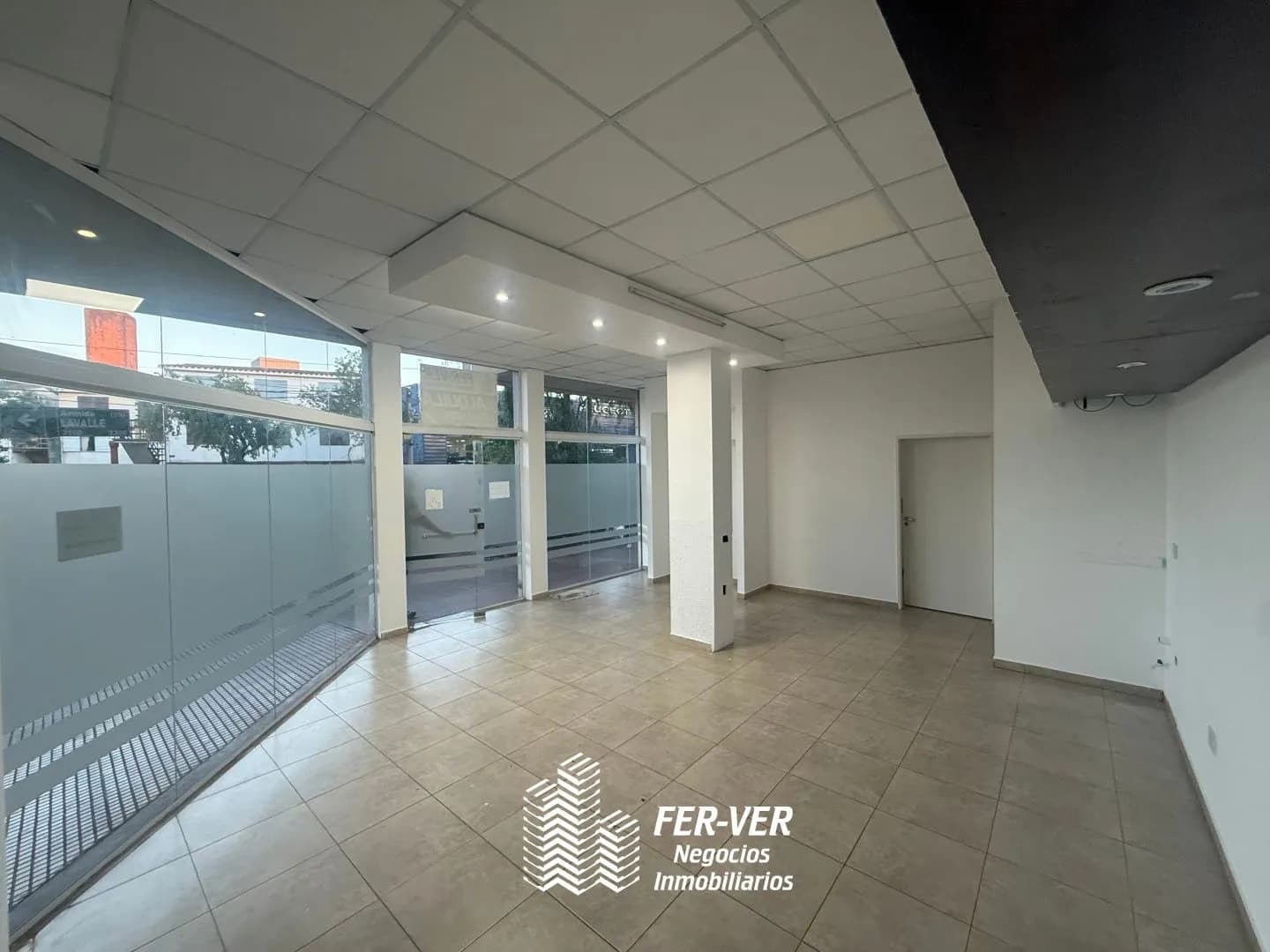 Local comercial en alquiler en esquina Av. Lavalle y Bosetti