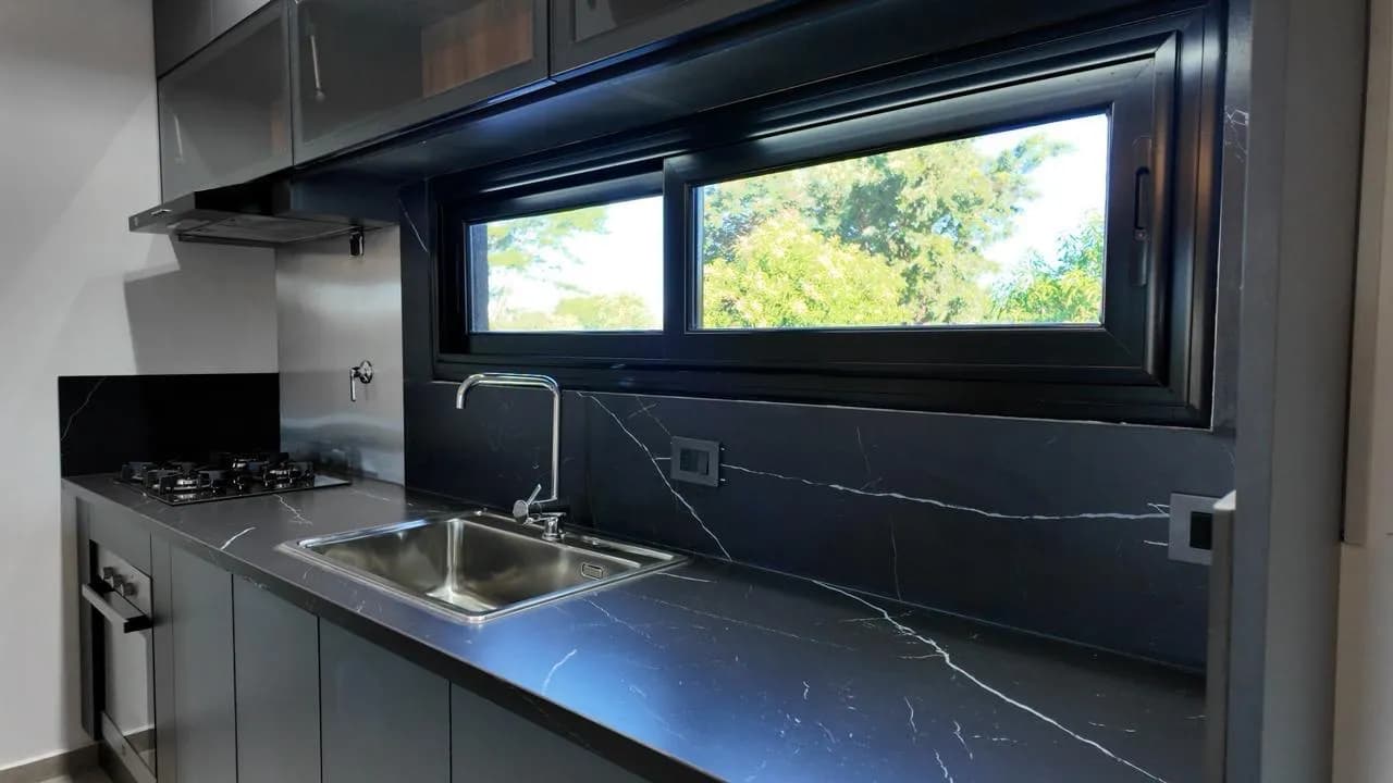 Cocina moderna con mesada negra
