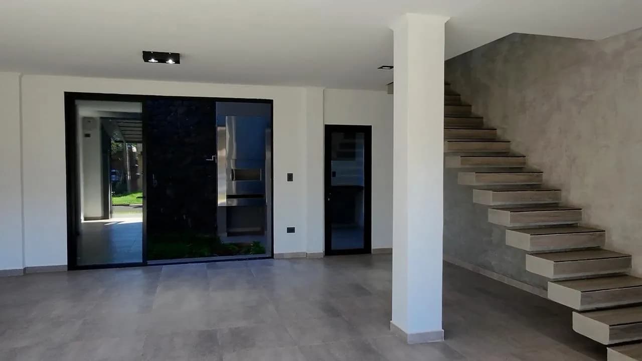 Interior moderno con escalera flotante