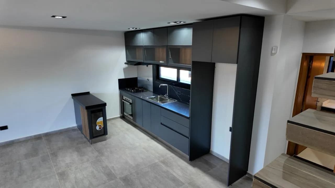 Cocina moderna con muebles oscuros