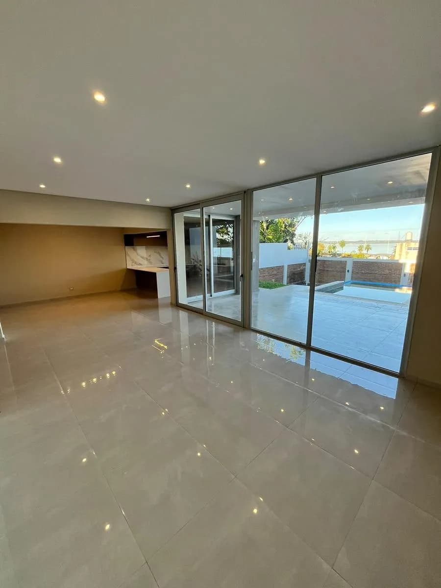 Casa en Venta sobre Calle Carlos Grismado y Av. Maipú