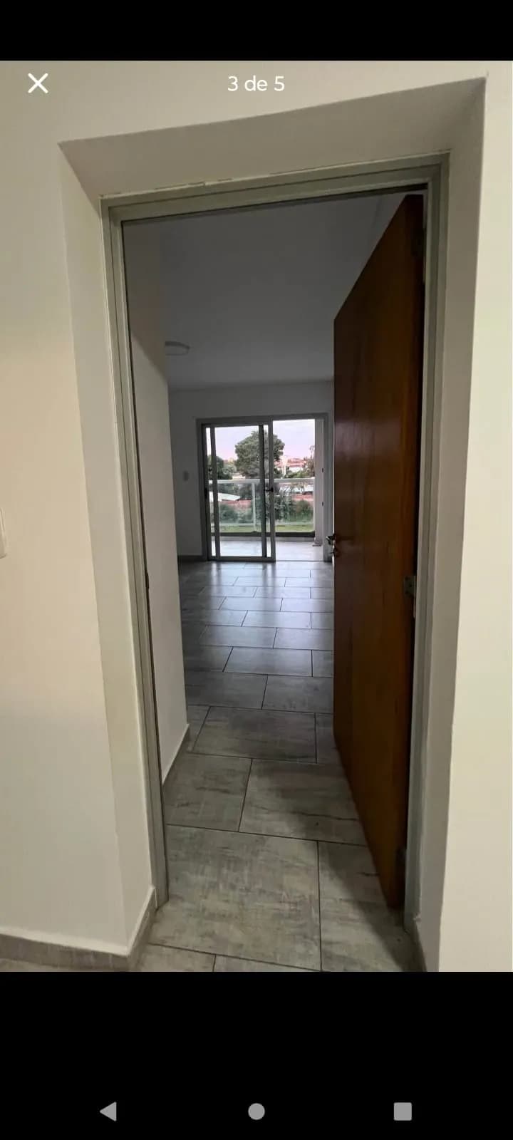 Entrada a luminoso departamento con balcón