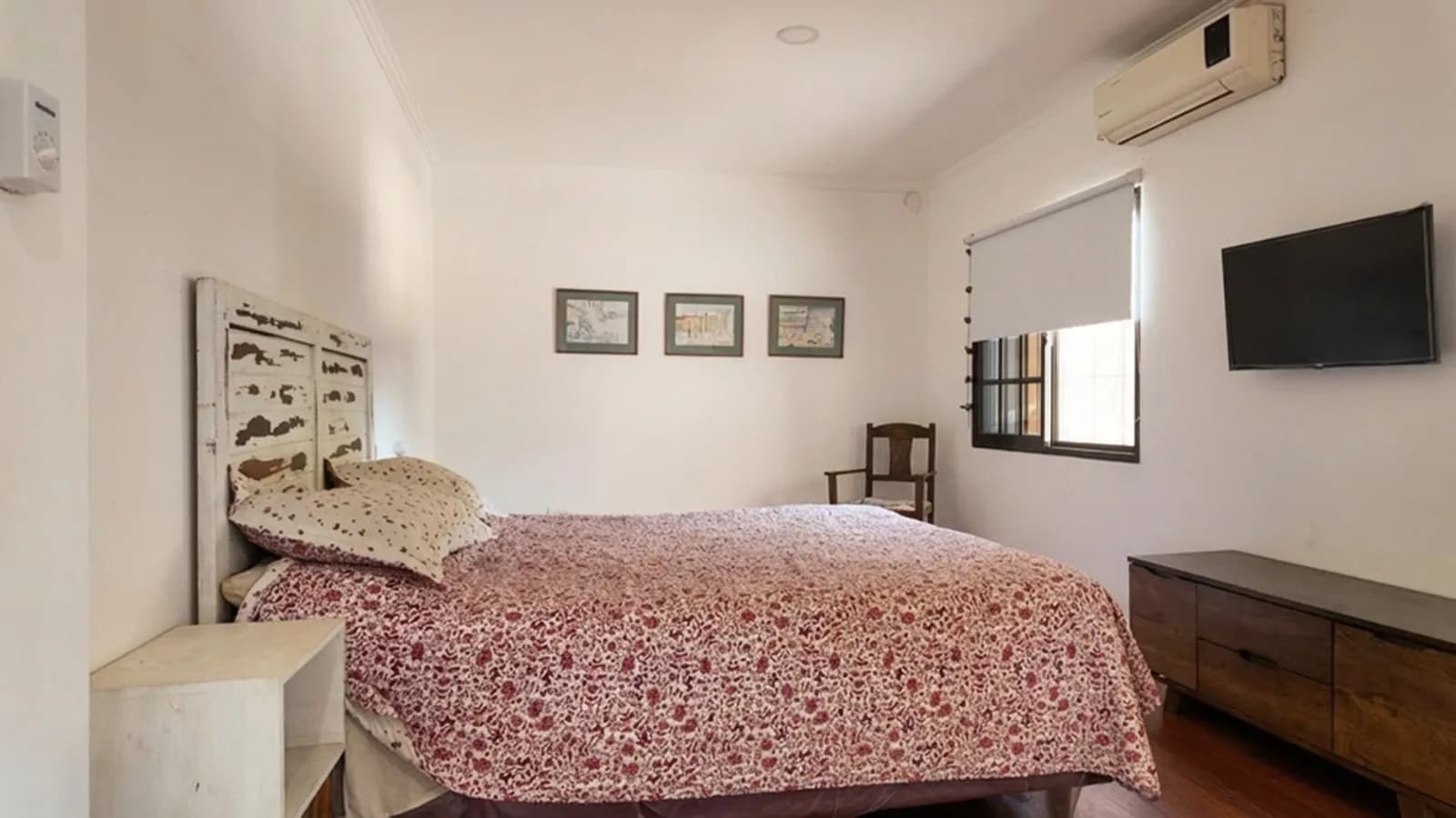 Dormitorio luminoso con cama matrimonial
