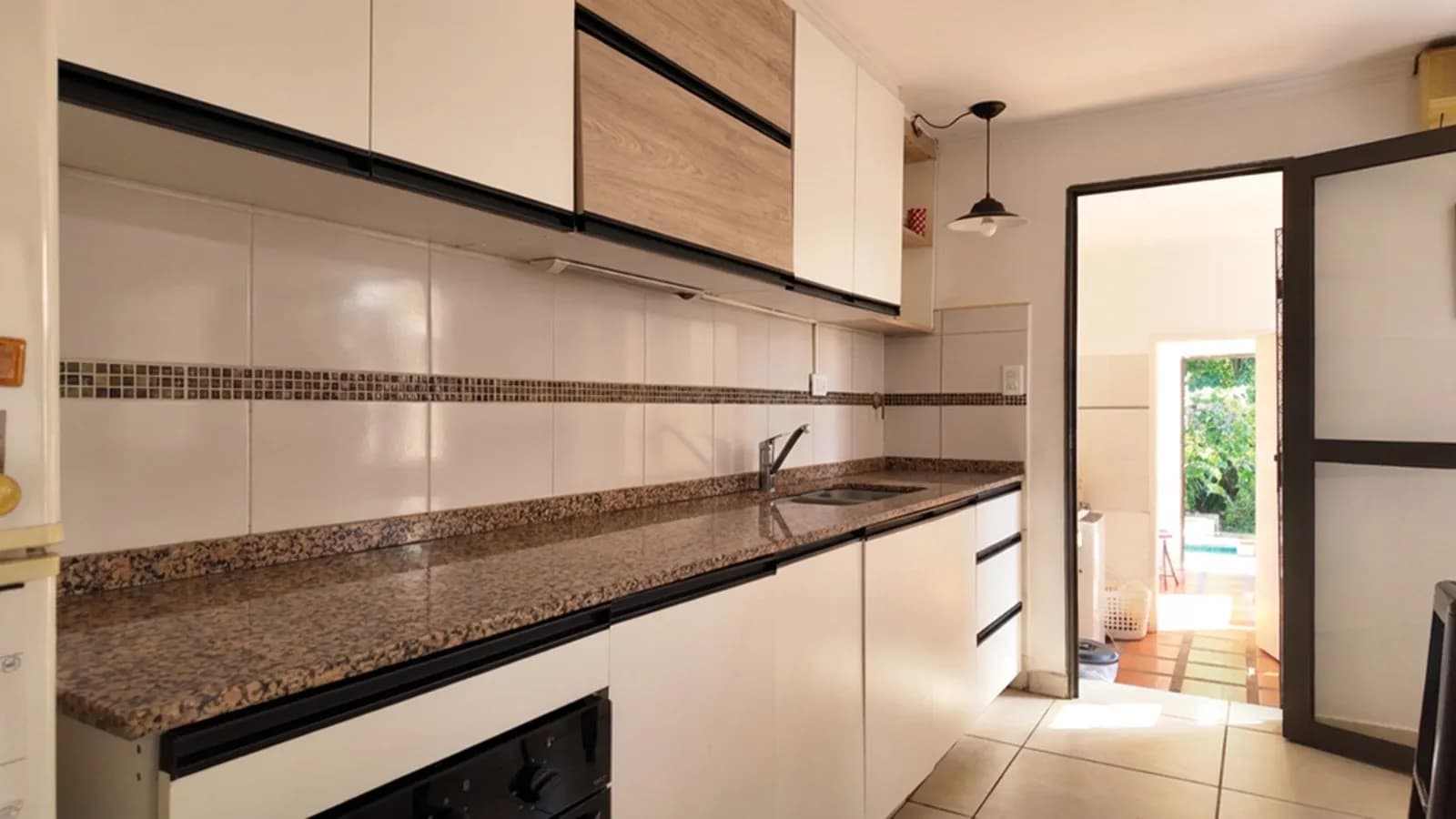 Cocina luminosa con mesada de granito