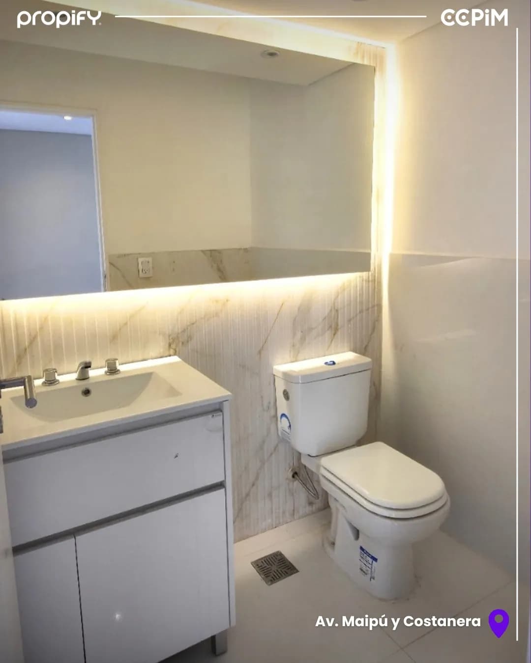 Baño moderno con espejo iluminado