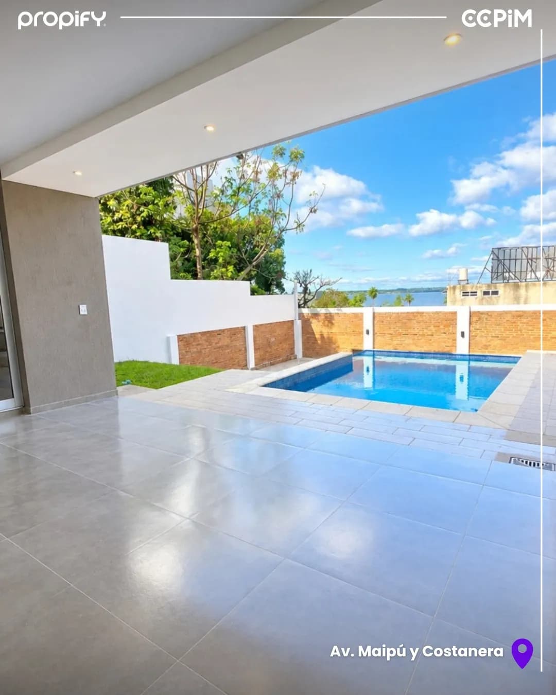 Patio moderno con piscina y vista