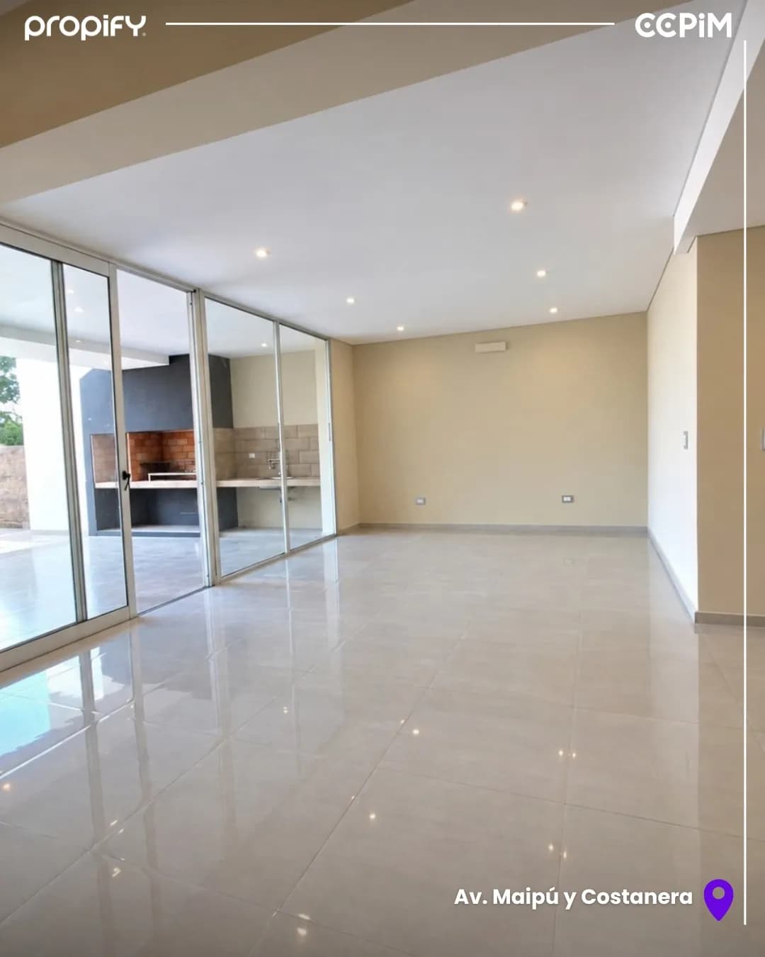 Living comedor luminoso con parrilla
