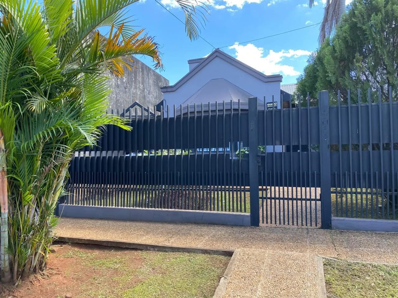 Casa moderna con frente enrejado