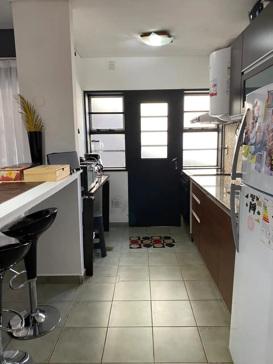 Cocina alargada con barra desayunadora