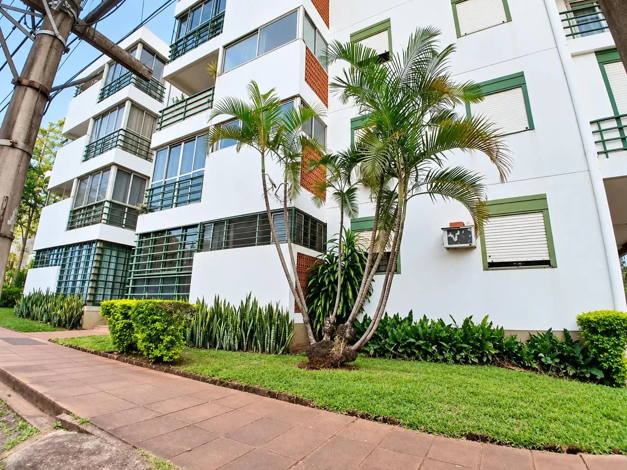 Edificio de departamentos con jardín