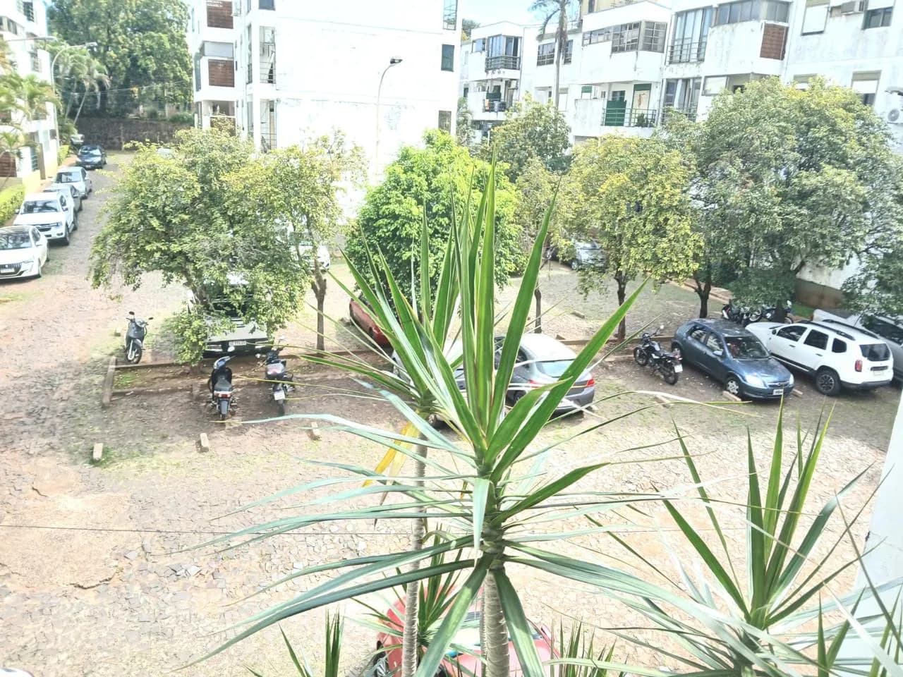 Vista al patio interno y estacionamiento