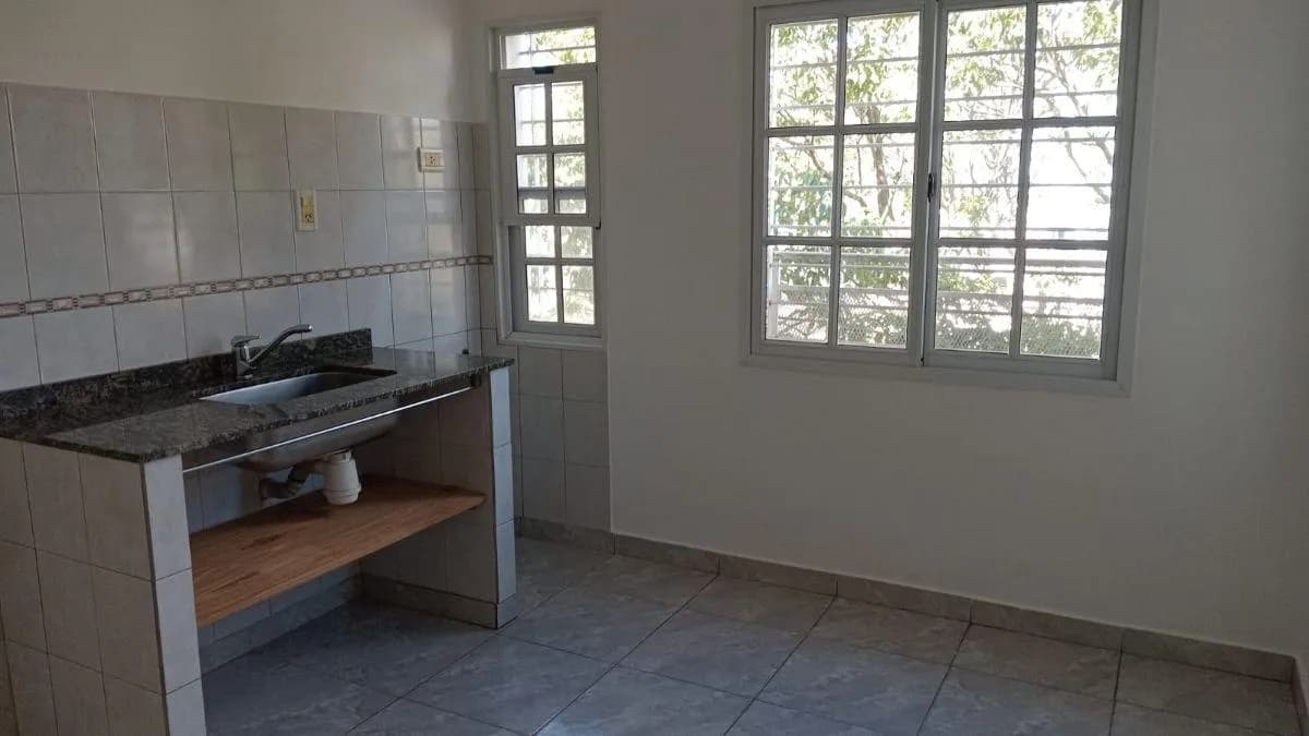 Cocina luminosa con amplias ventanas