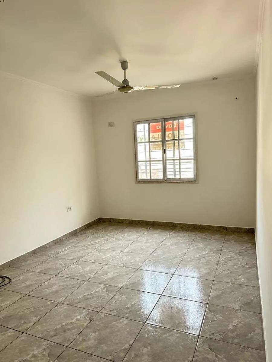 Habitación vacía con ventilador de techo