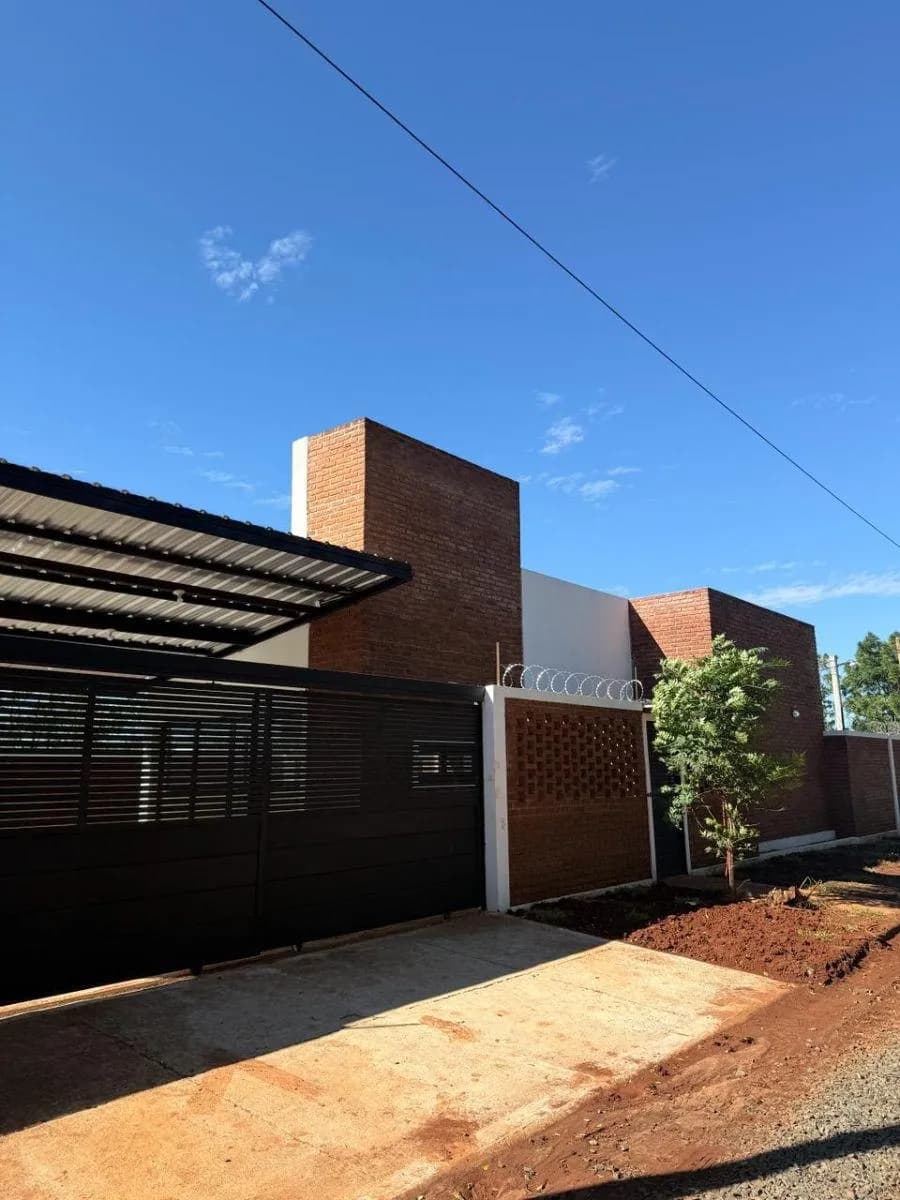 Fachada moderna de ladrillo visto
