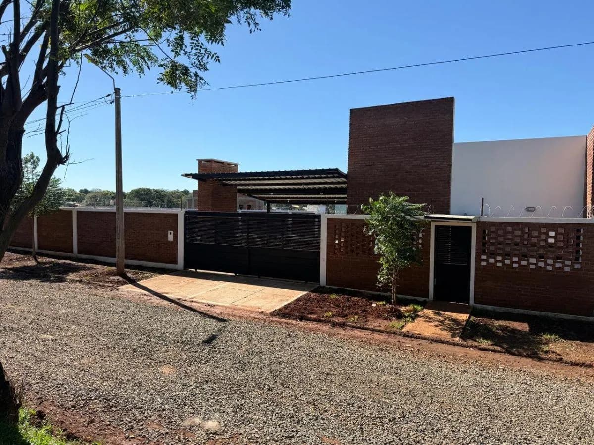 Casa moderna con fachada de ladrillo