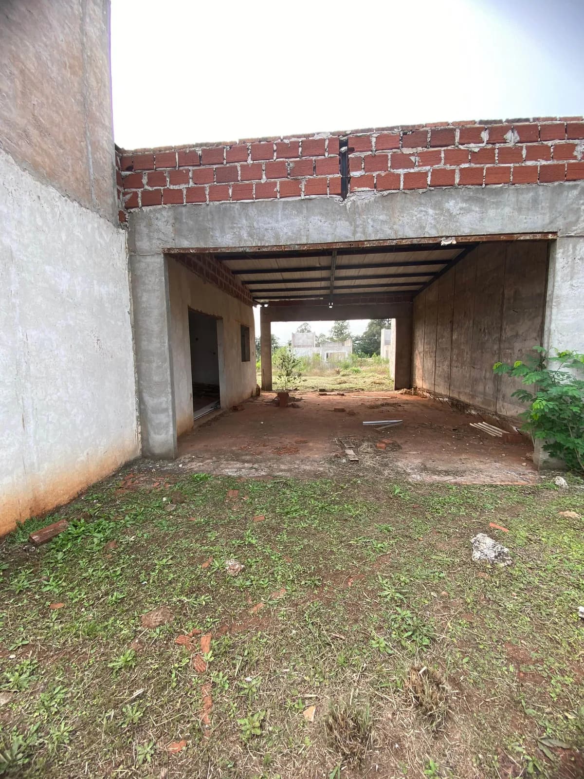 Casa en construcción en obra gris