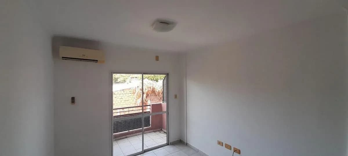 Habitación vacía con balcón