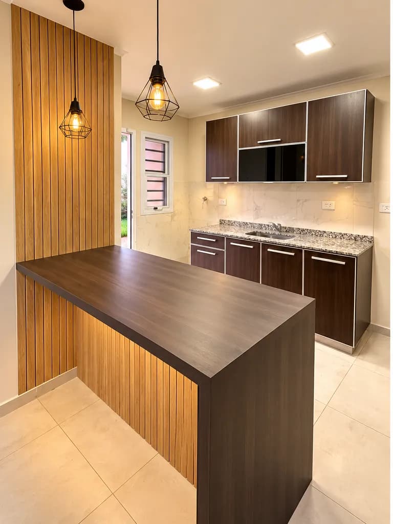 Cocina moderna con barra desayunadora