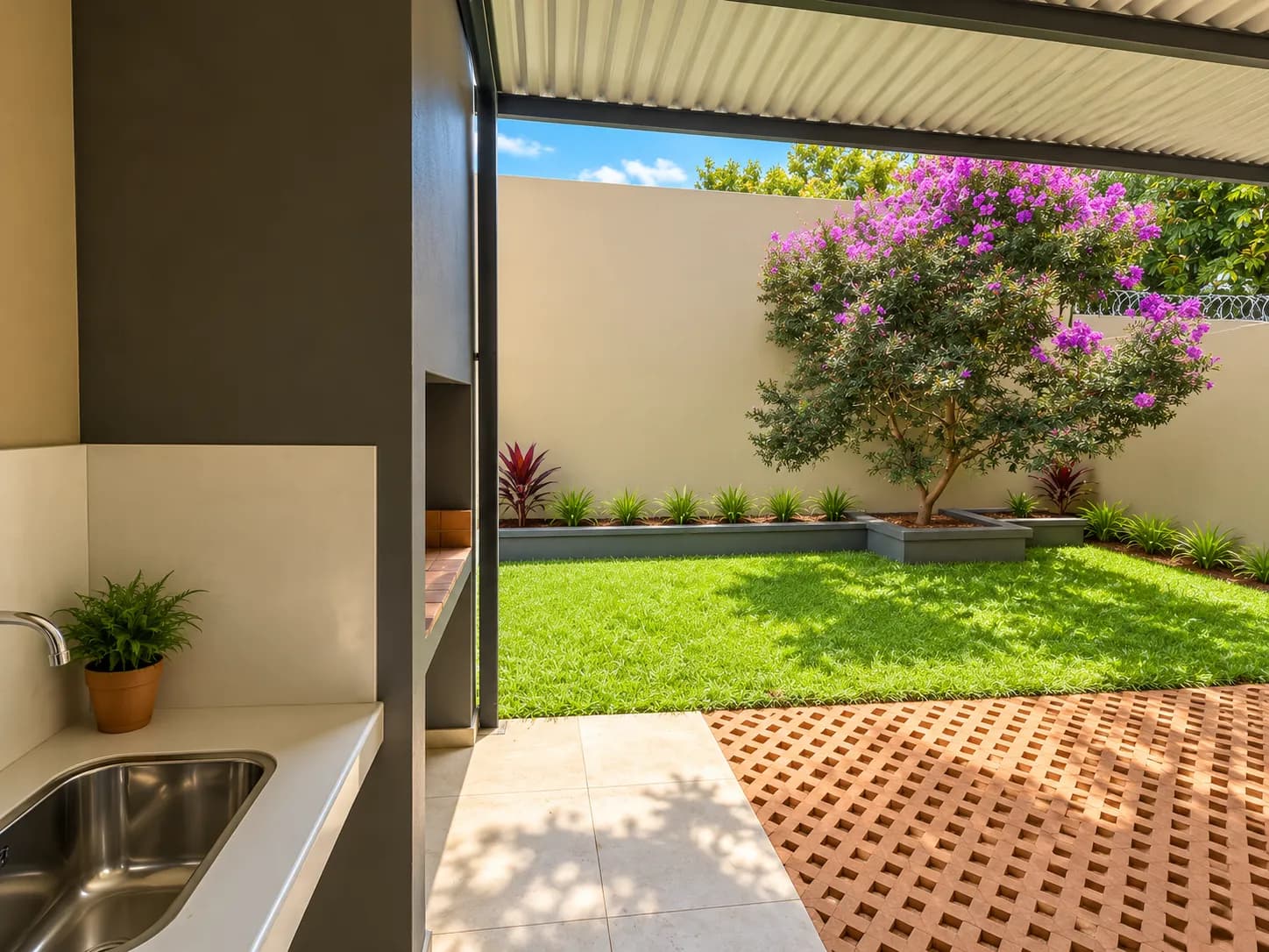 Patio moderno con jardín y parrilla