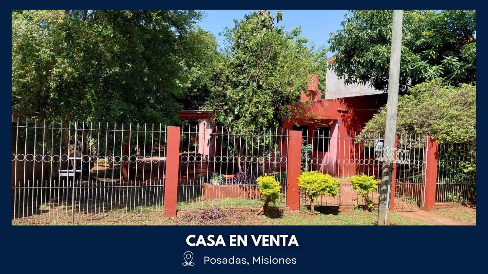 Casa roja con rejas y jardín